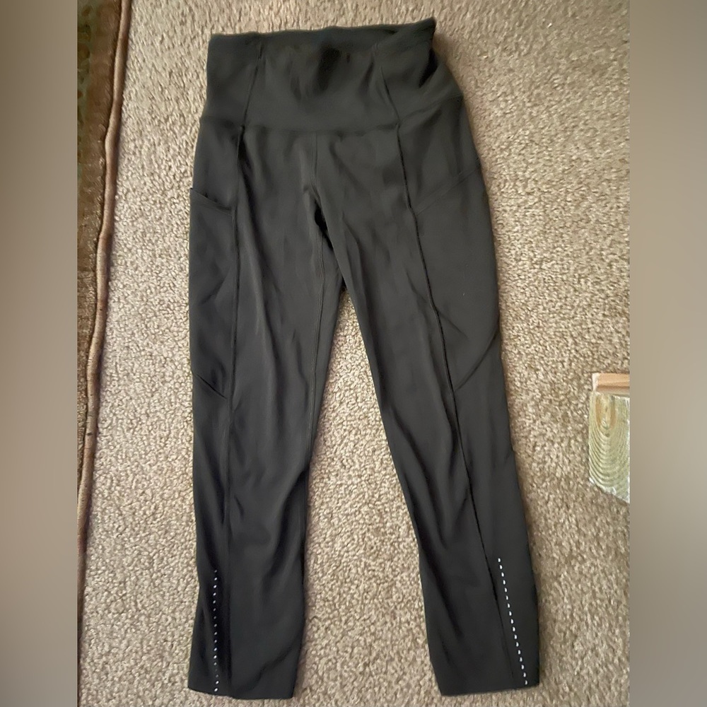 LuLulemon olive capri leggings with pockets.